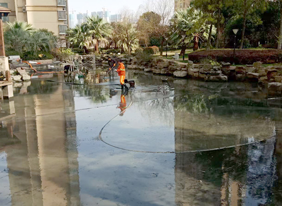 解放景观池淤泥清理