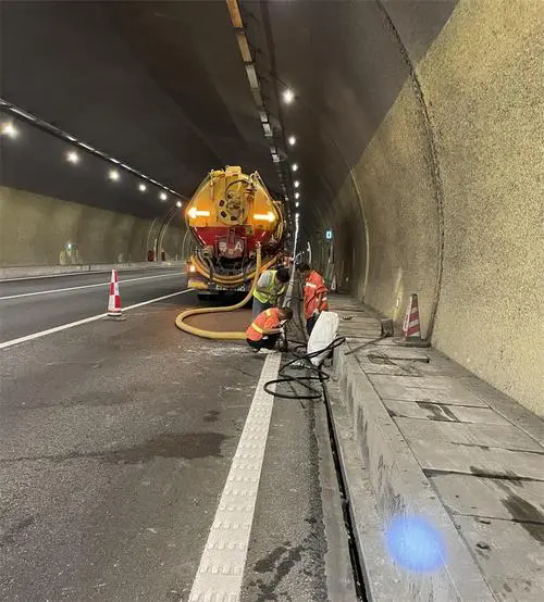 解放隧道排水渠清淤